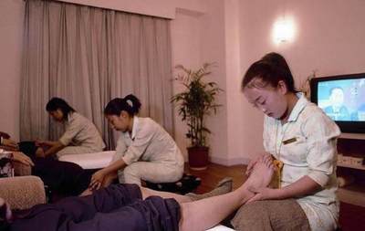 镜头下的足浴中心,足疗妹们忙到凌晨也挺辛苦,每天招待许多客人